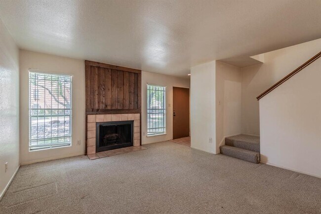 Building Photo - 3901 Woodchase Dr