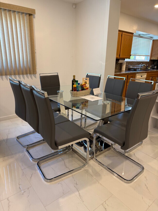 Comedor para 8 personas - 1546 N Magnolia Ave