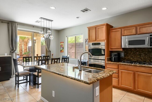 Building Photo - 2589 Chateau Clermont St