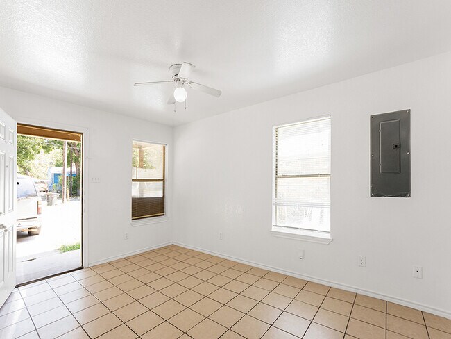 Foto del edificio - 315 Isbell Rd