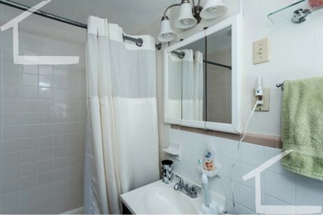 Building Photo - 126 Kenrick St