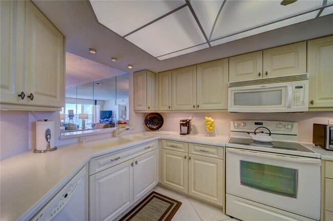 Building Photo - 9600 S Ocean Dr
