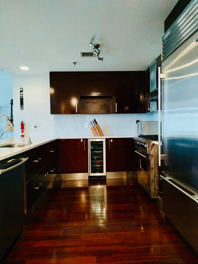 Huge kitchen with peninsula - 601 Observer Hwy