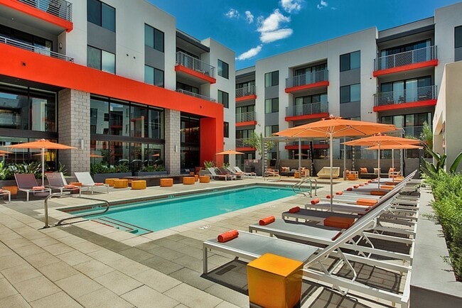 Pool Lounge - The Tomscot
