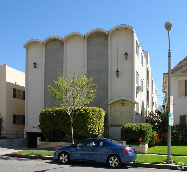 Building Photo - 252 S Reeves Dr