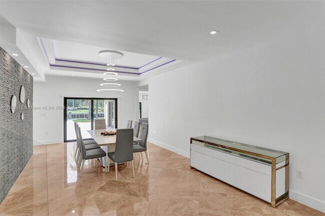 Building Photo - 415 Holiday Dr