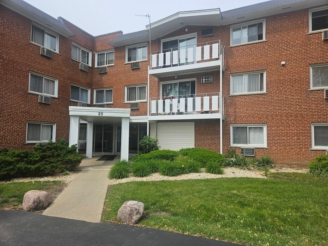 Foto principal - 25 E Palatine Rd