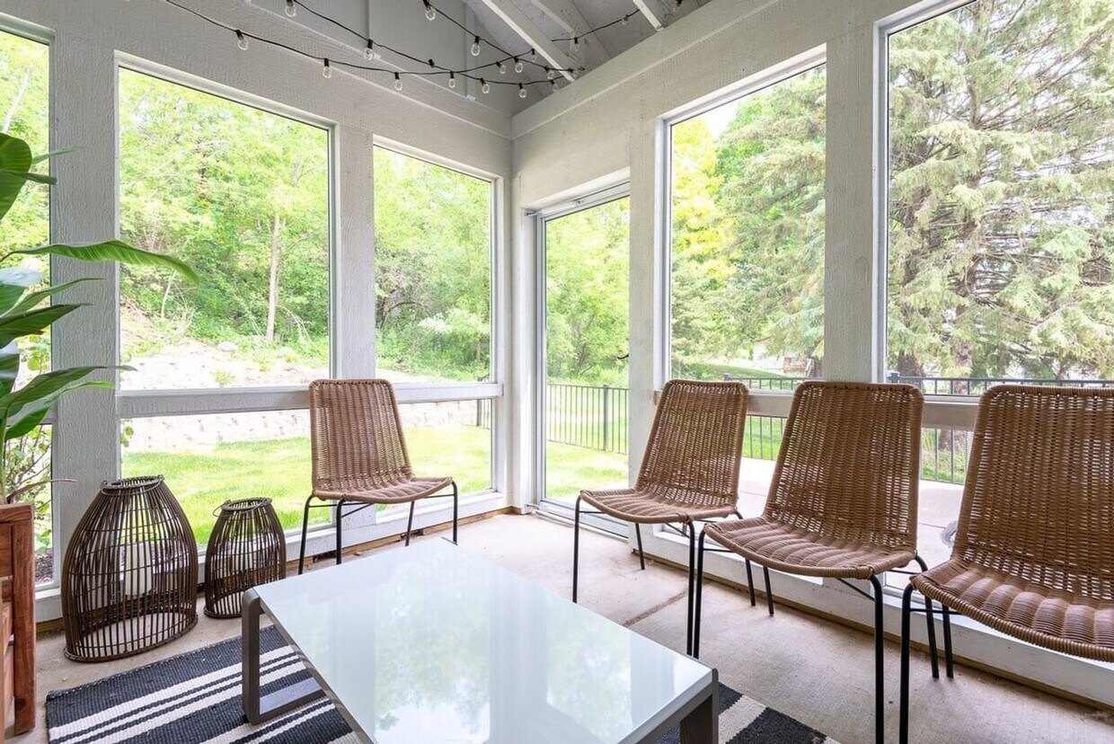 Foto principal - Fontana Contemporary Furnished Townhome Av...