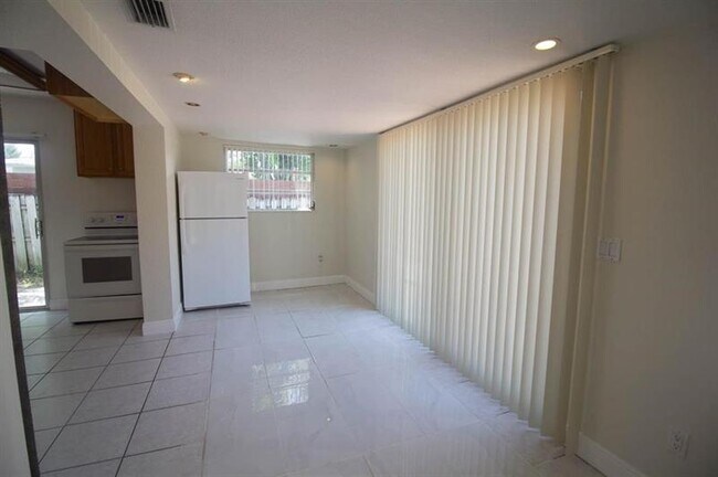 Foto del edificio - 909 NE 12th Ave