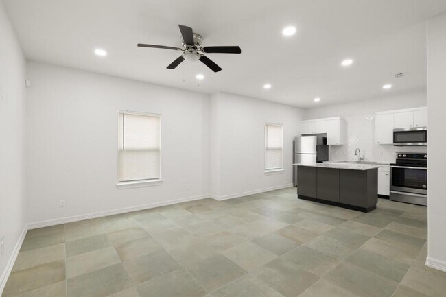 Building Photo - 901 E redbud Ave. Apt. 305