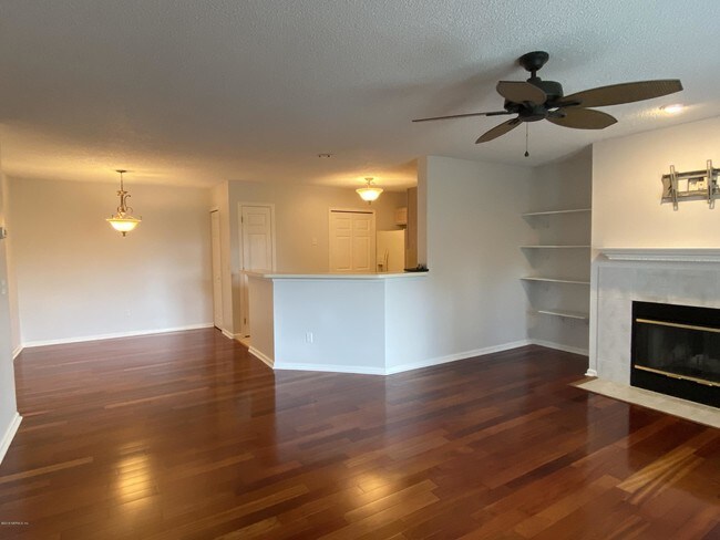Building Photo - 13715 RICHMOND PARK Dr