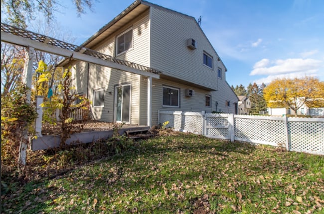Building Photo - Spacious 3 bedroom Townhome in Rochester!