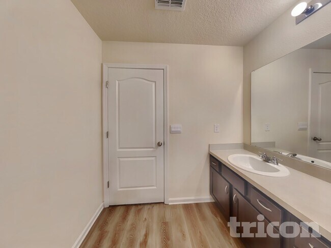Foto del edificio - 382 Falcon Ridge Rd