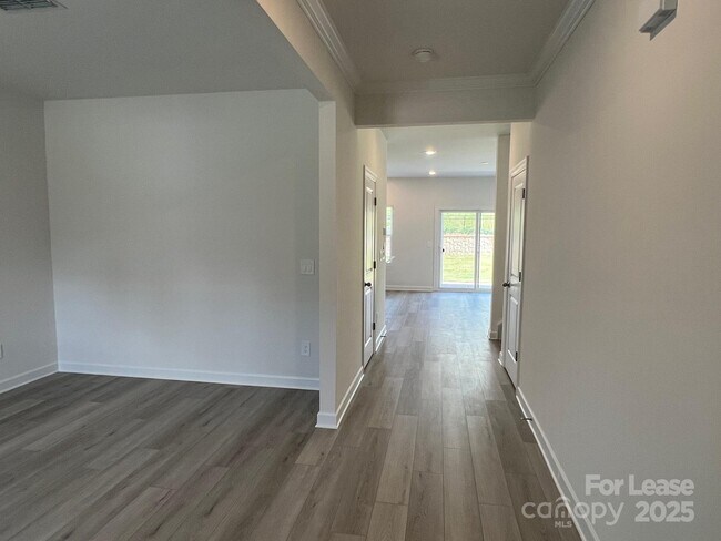 Building Photo - 2141 Sunflower Cir