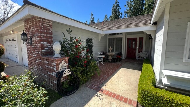 Building Photo - Stunning Single Story 3 Bed plus Den 2.5 B...