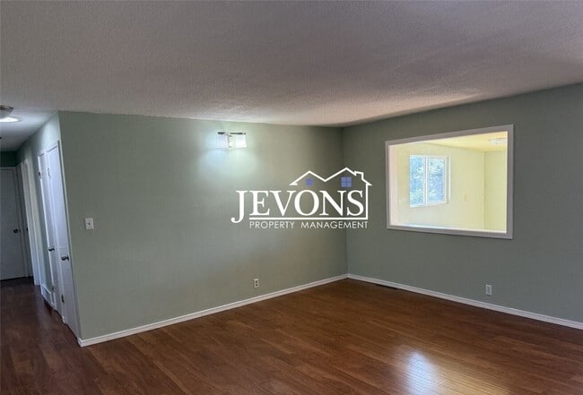 Foto del edificio - Spacious 5 bedroom home with two kitchens,...