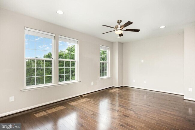 Building Photo - 7223 Barry Ln