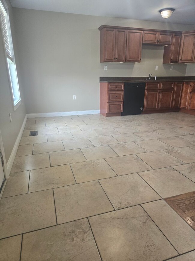 Building Photo - 2 Bedroom, 2 Bath w/ Washer&Dryer Included!