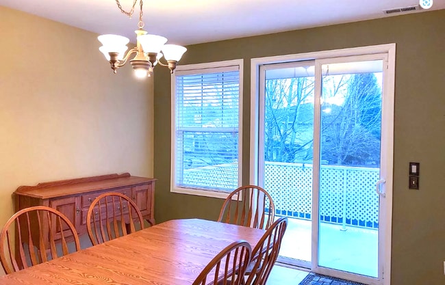 Building Photo - Practical 1564 Sqft. Condo in Kent