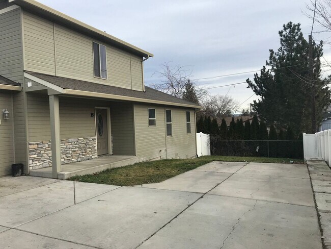 Building Photo - Moul309 (CWP)