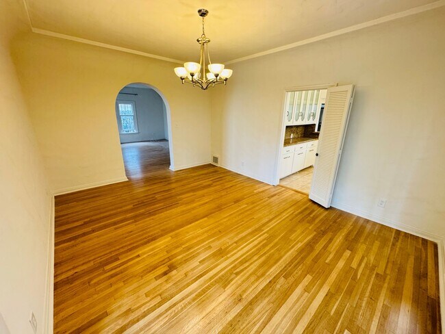 Foto del edificio - 902-360 N MANSFIELD AVE