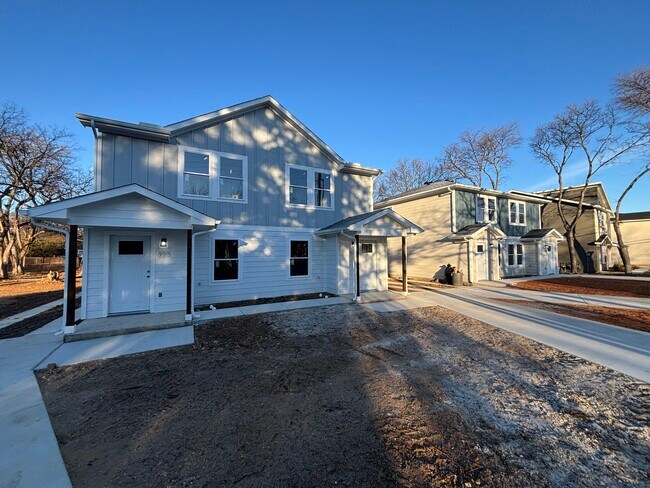 Building Photo - 925 River Rd