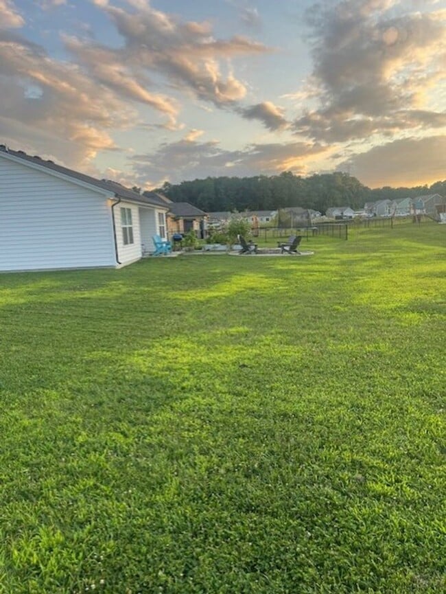 Foto del edificio - Gently lived-in 3BR/2BA Home w/ Garage, W/D Hook-Ups & Modern Finishes — Sellersburg