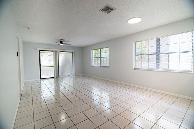 Foto del edificio - 5254 Treetops Dr