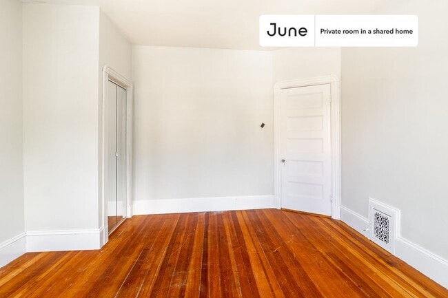 Foto del edificio - Private bedroom in 5 bed/1 bath Home