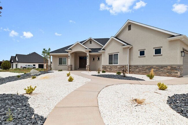 Foto del edificio - Elegant Residence on an Arce Lot