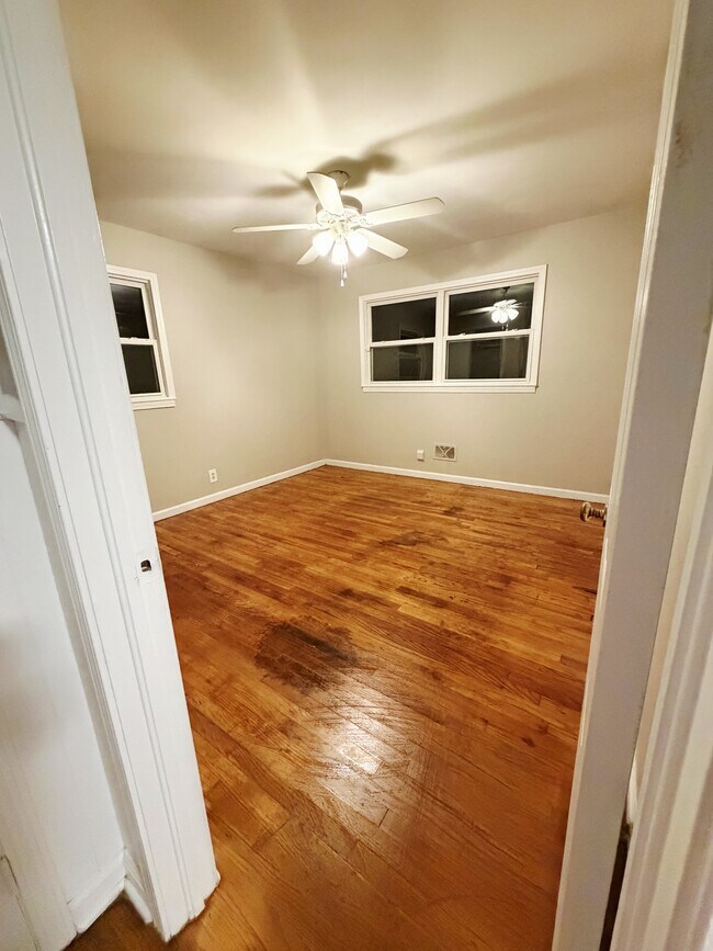 Foto del edificio - 1705 Elmwood Rd