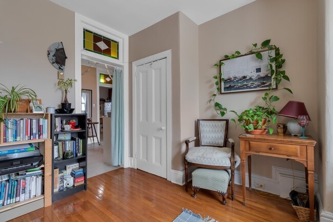 Building Photo - 2 Bed/1 Bath Spacious Rental