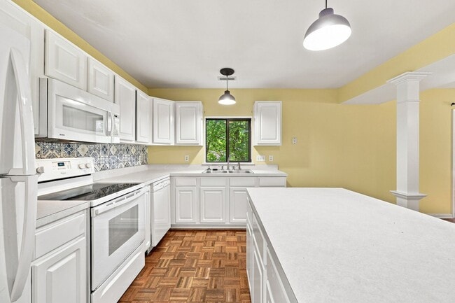 Building Photo - 322 Whispering Oaks Dr