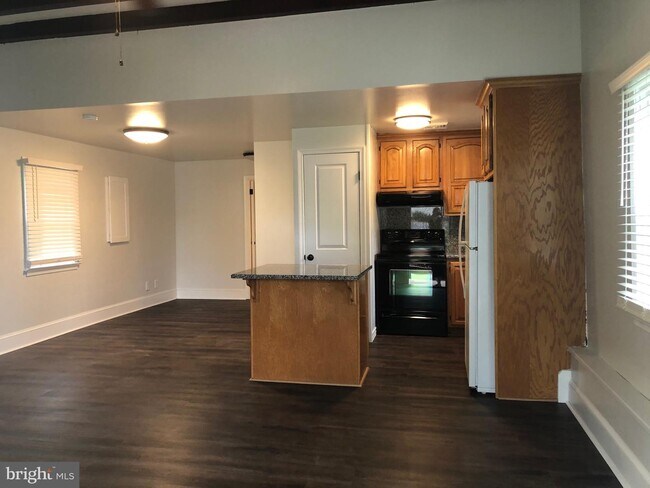 Building Photo - 5 Mobile Ln