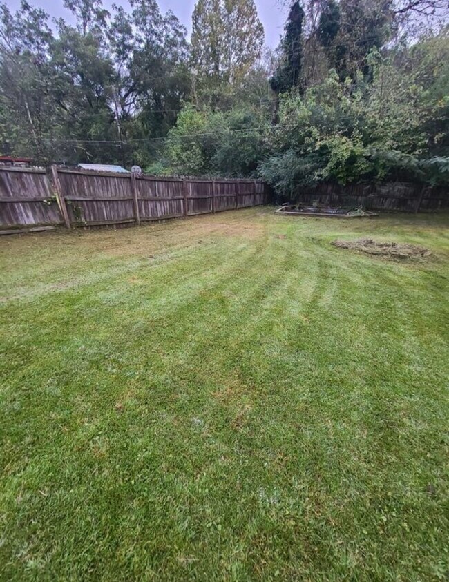 Building Photo - 913 Brookside Dr