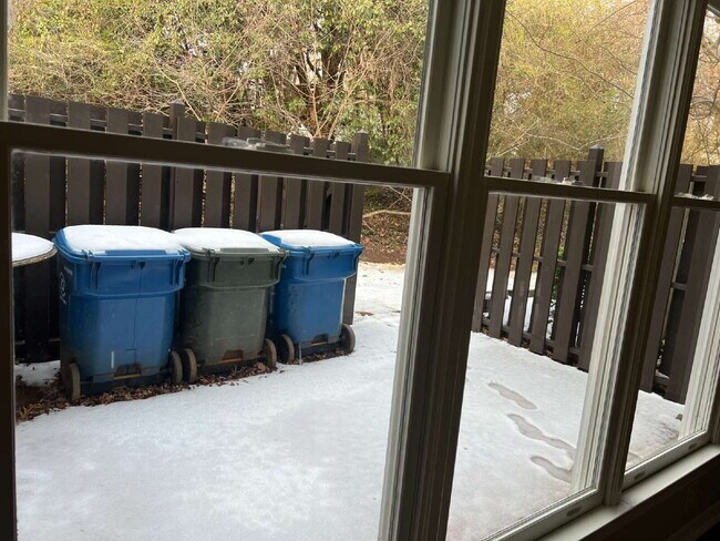 Foto del edificio - Charming 3 bedroom 2 bath townhome with lots of light and open downstairs. Galley kitchen, lots o...