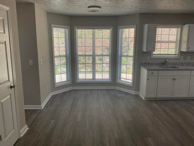 Building Photo - 1804 Lynn Dr