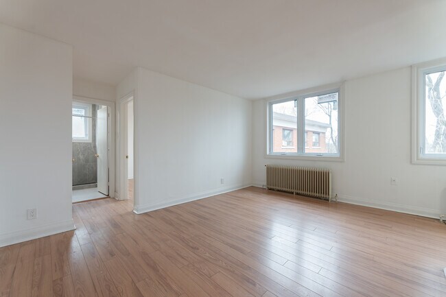 Photo du bâtiment - Recently Renovated clean one bedroom 10 minute walk to subway