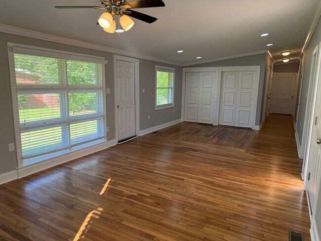 Foto del edificio - 1016 Forest Glen Dr