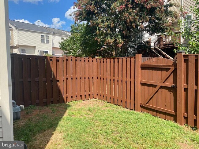 Foto del edificio - 7049 Rogue Forest Ln