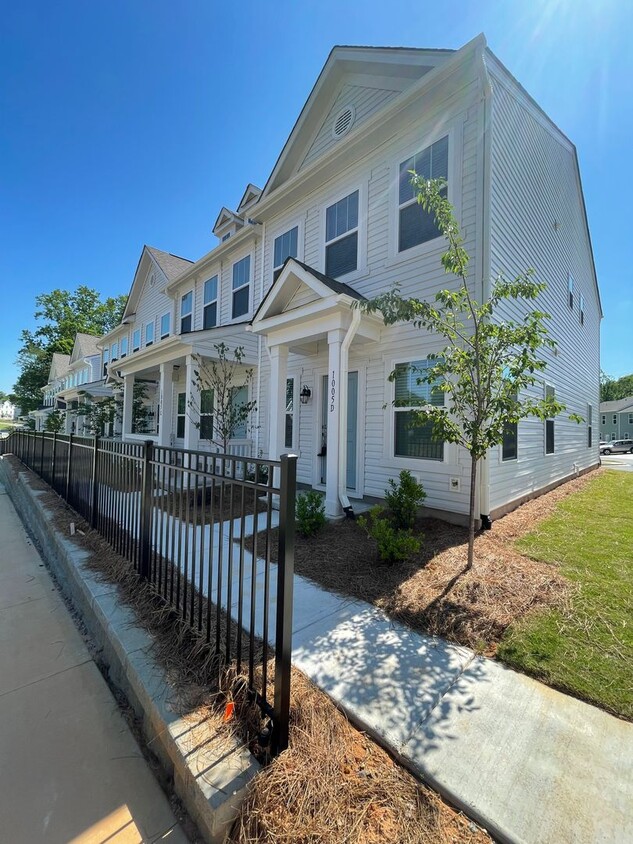 Primary Photo - Charming Townhome Near Historic Downtown