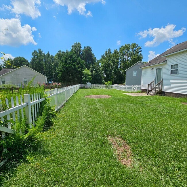 Foto del edificio - 3 Bedroom Ranch with fenced yard