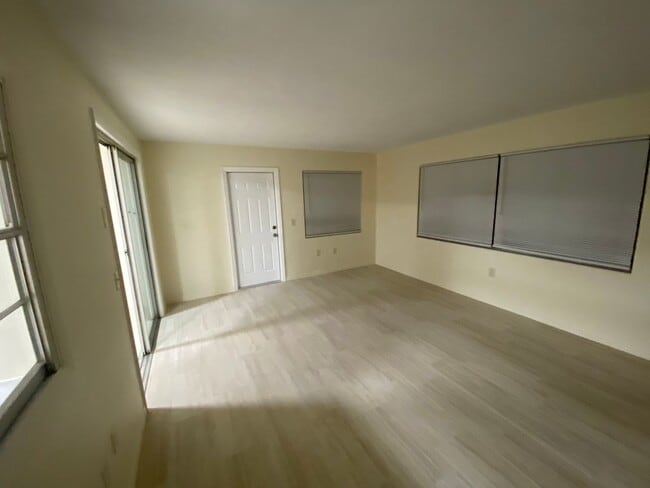 Building Photo - 2385 Poinsettia Dr