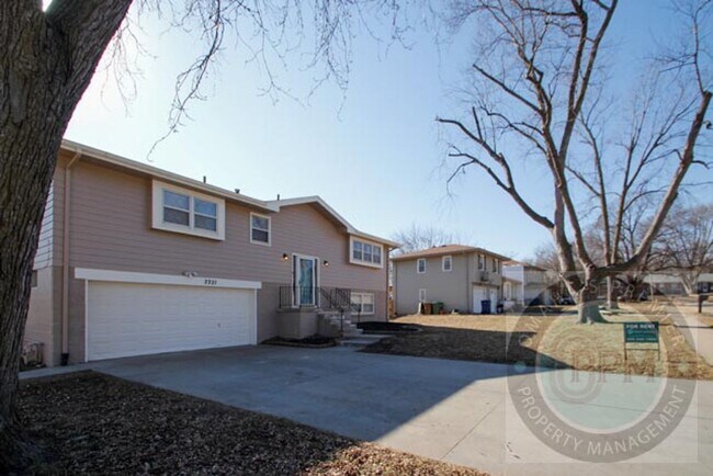 Foto del edificio - Charming 6 Bed 2 Bath Home Near the Offutt