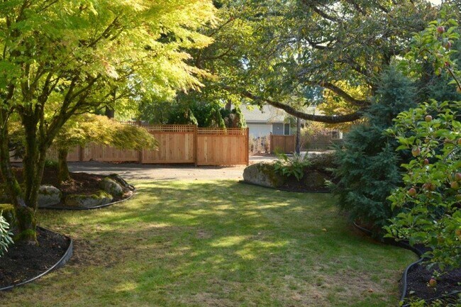 Building Photo - Quiet Kirkland Rambler
