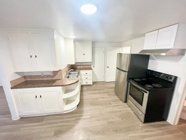 Building Photo - Super Cute 1bd/1b- Downtown - Pet Friendly! Available NOW!