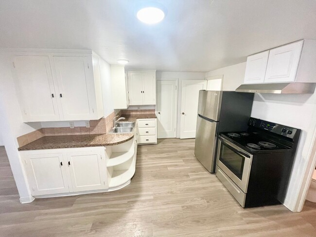 Building Photo - Super Cute 1bd/1b- Downtown - Pet Friendly...