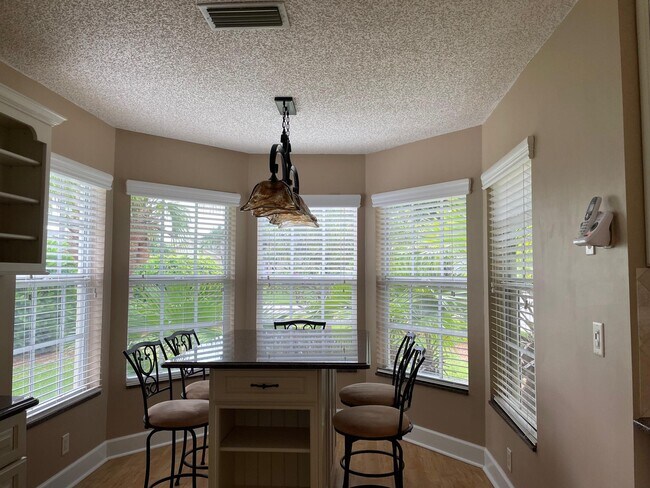 Building Photo - 12861 Meadowbend Dr