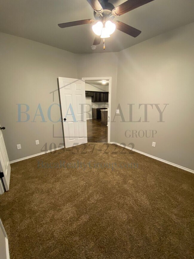 Building Photo - 3br 2ba duplex with 2 car garage!