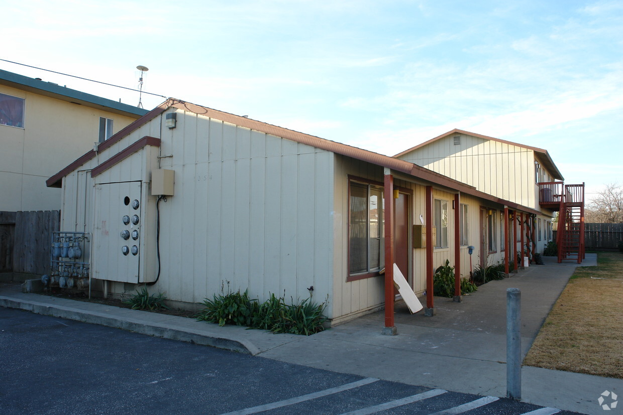 Primary Photo - 1054 E Laurel Dr